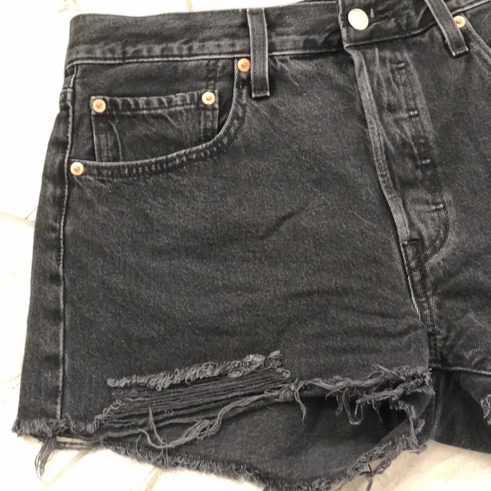 LEVI’S Black 501 Jean Shorts - Picture 3 of 7